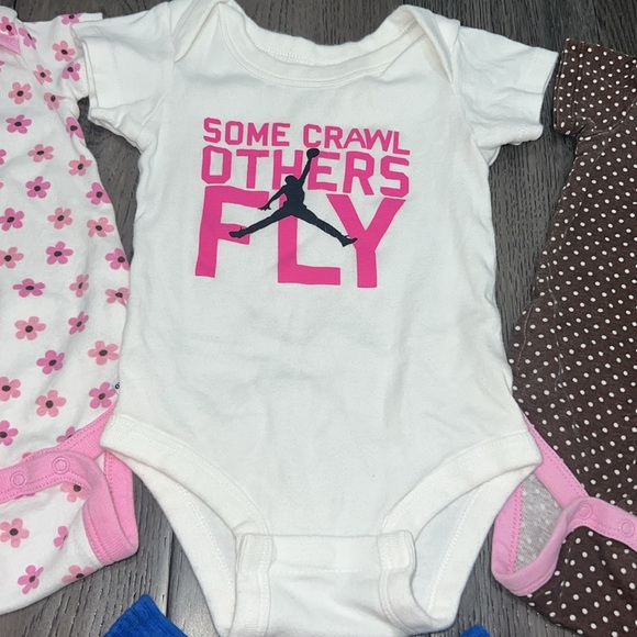 Bundle of girls Jordan, short sleeve onesie and Gerber onesies - Picture 3 of 9